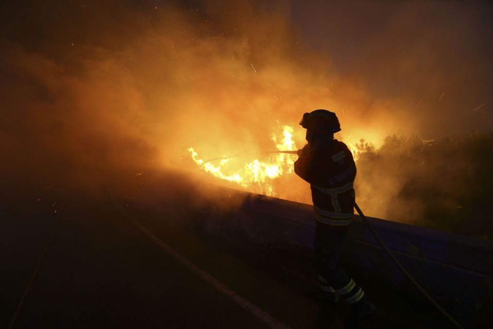 Fogo de Alijó aproxima-se de mais uma aldeia cinco pessoas foram retiradas