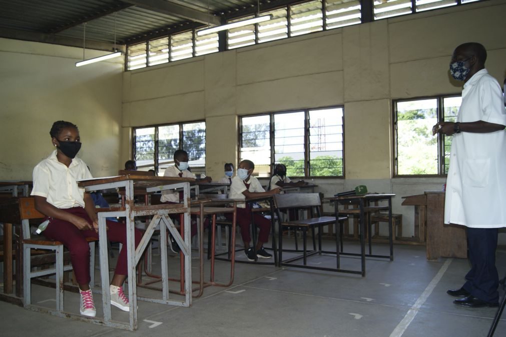 Covid-19: Moçambique retoma aulas presenciais e alivia horários do recolher obrigatório