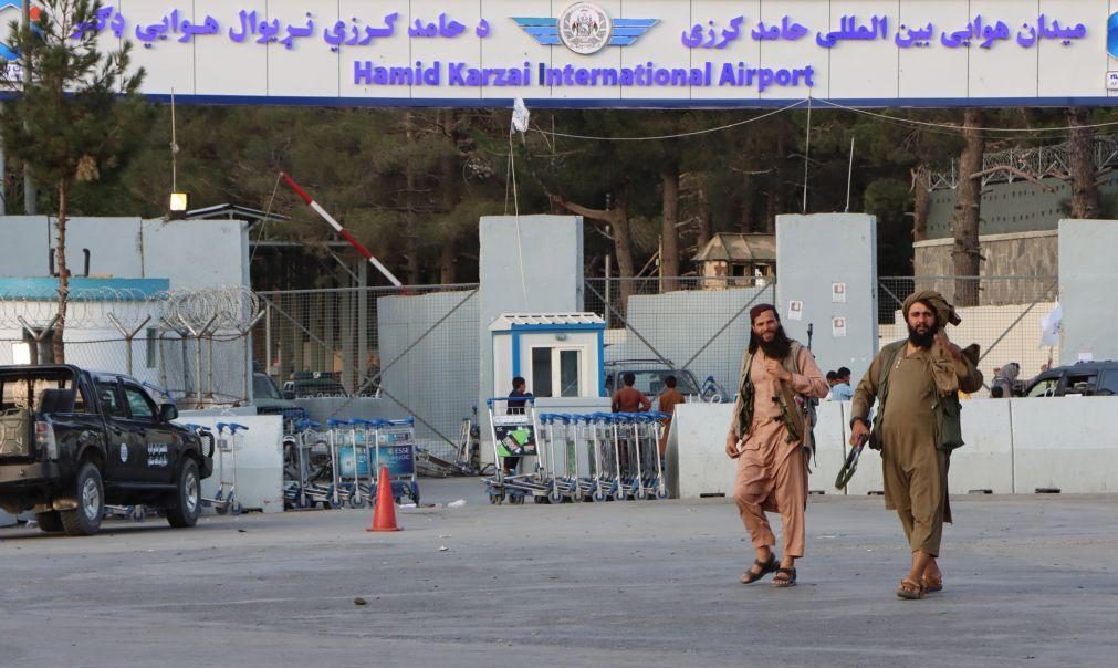 Afeganistão: Talibãs cortam acessos ao aeroporto de Cabul
