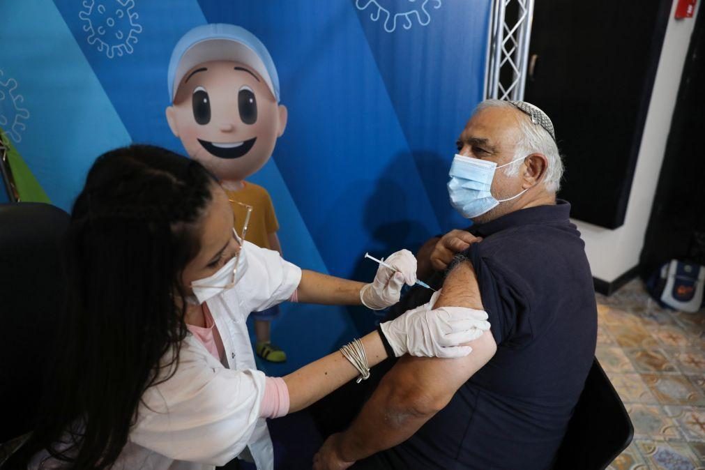 Covid-19: Israel abre terceira dose da vacina a toda a população