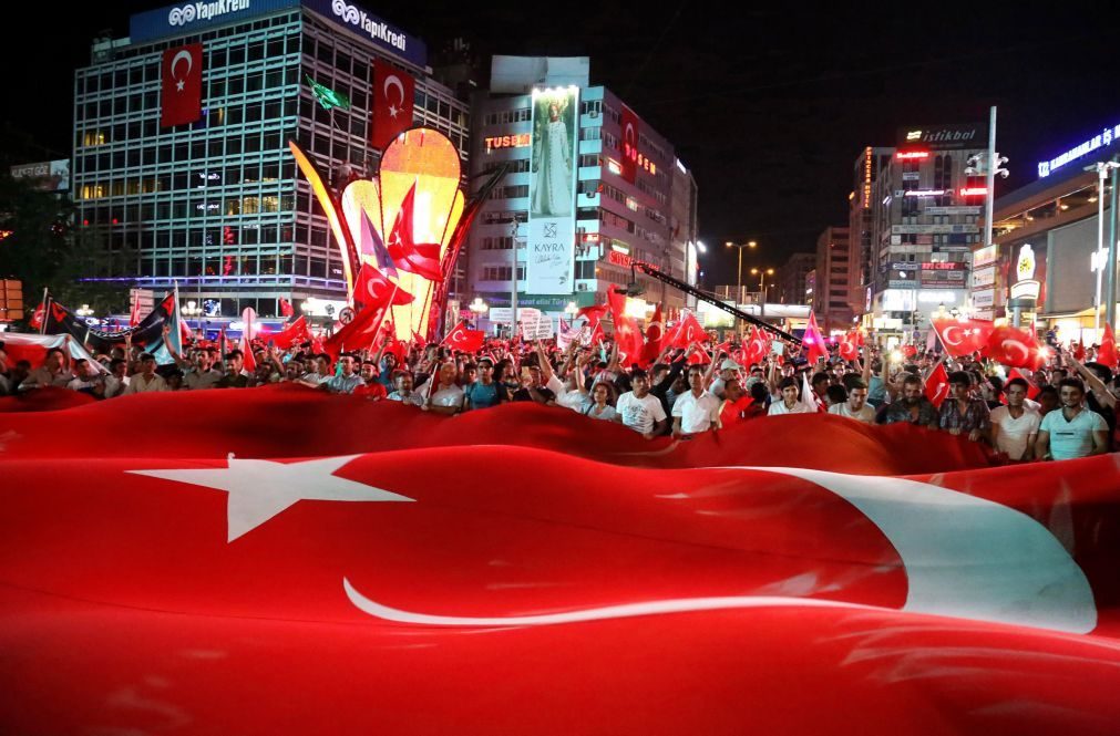 Tribunal mantém na prisão militantes da Amnistia Internacional na Turquia