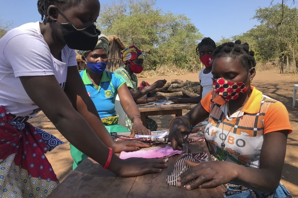 Alunas costuram para vencer tabu da menstruação em Moçambique