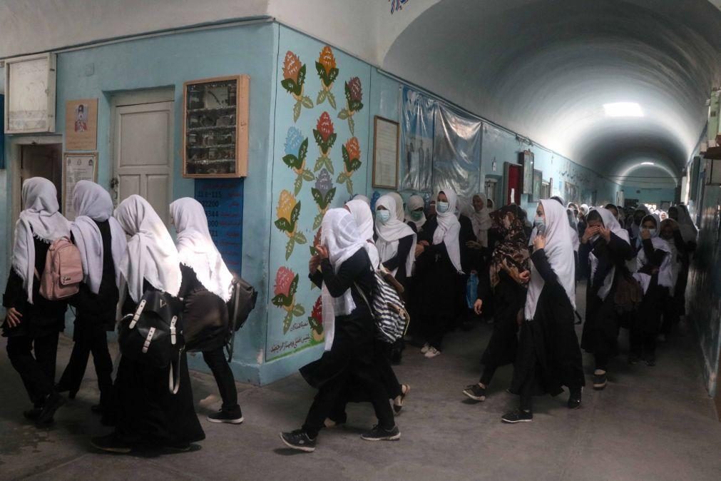 Estudantes afegãs só podem frequentar aulas unissexo e têm de usar abaya e niqab