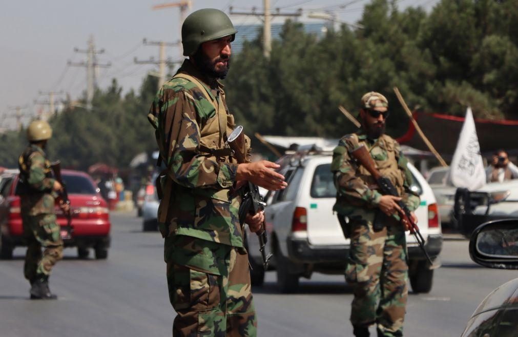 Afeganistão: Talibãs advertem contra insurgência e convocam as forças armadas do país