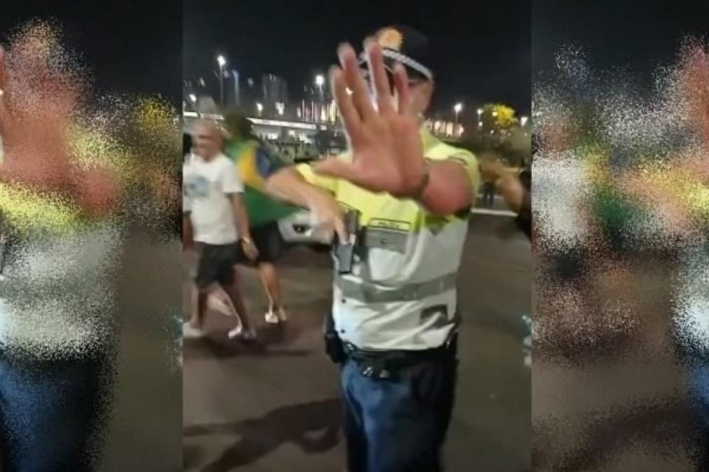 Polícia saca de arma para conter apoiantes de Bolsonaro [vídeo]