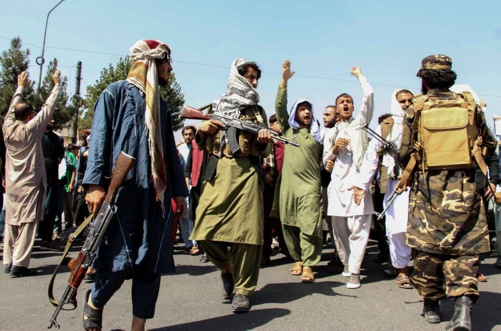 Afeganistão: ONU denuncia violência dos talibãs contra manifestantes