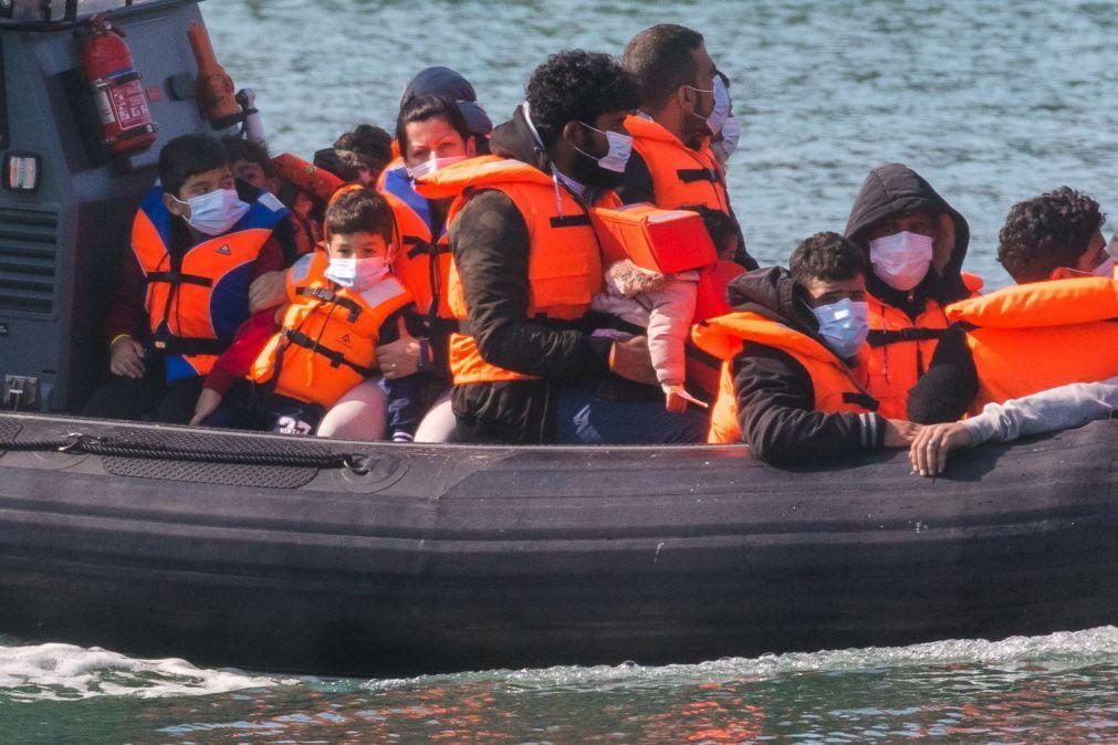 Migrações: França resgata 126 migrantes que tentavam alcançar Reino Unido