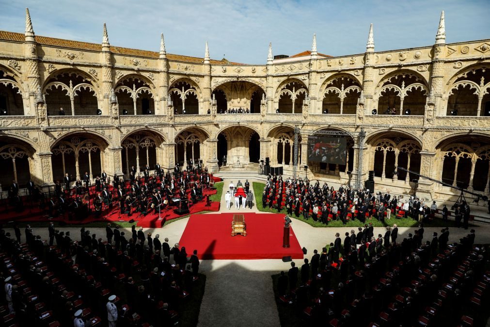 Sampaio: Longo aplauso na paragem do cortejo à porta do Palácio de Belém