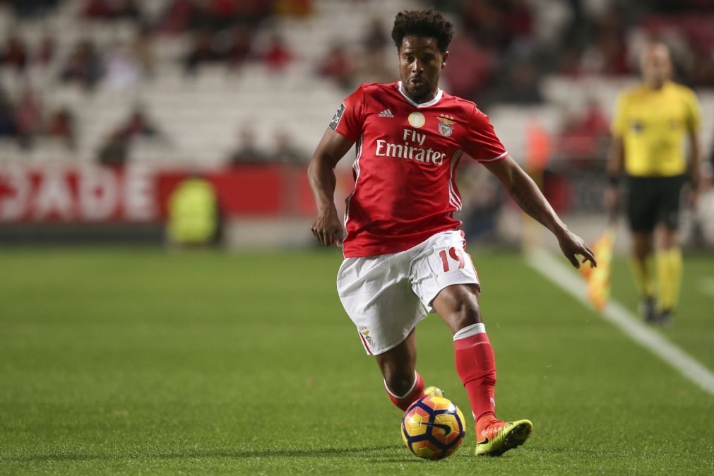 Eliseu renova por uma temporada com o Benfica