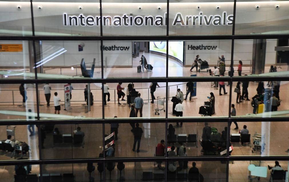 Aeroporto londrino de Heathrow perde 71% de passageiros em agosto face a 2019
