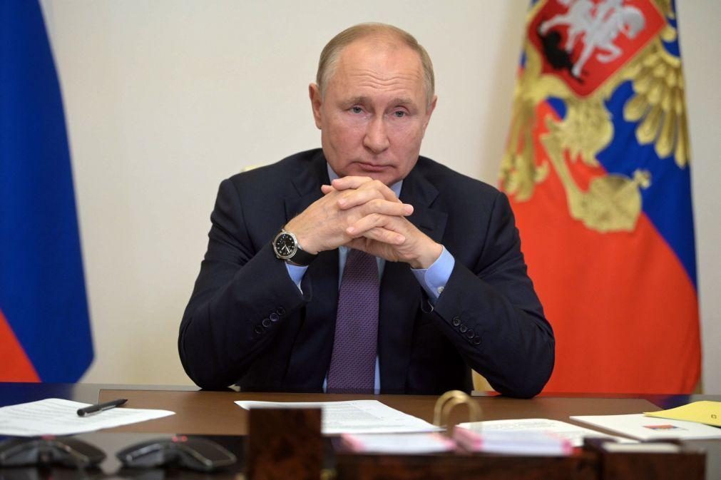Putin impulsiona programas de apoio social a três dias das legislativas