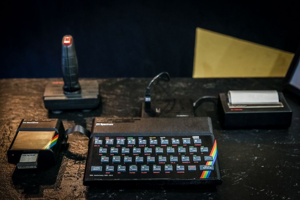 Morreu Clive Sinclair. Inventor do computador ZX Spectrum tinha 81 anos