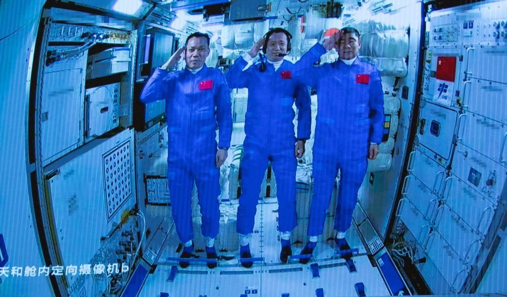 Astronautas chineses regressam à Terra após 90 dias no espaço