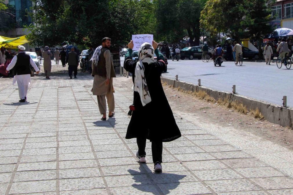 Talibãs ordenam regresso à escola apenas a rapazes