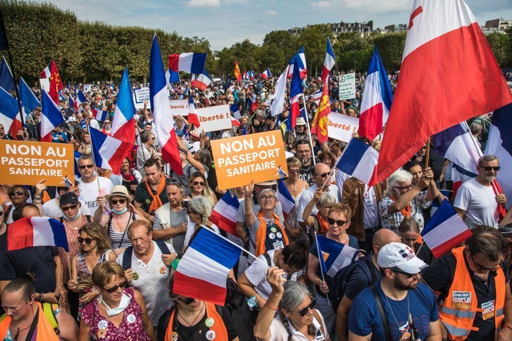 Covid-19: Novas manifestações em França contra passe sanitário