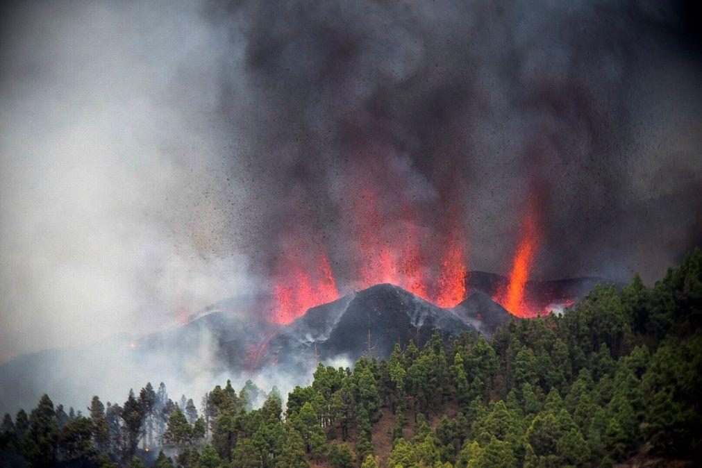 Vulcão nas Canárias destrói casas e obriga à retirada de 5 mil pessoas