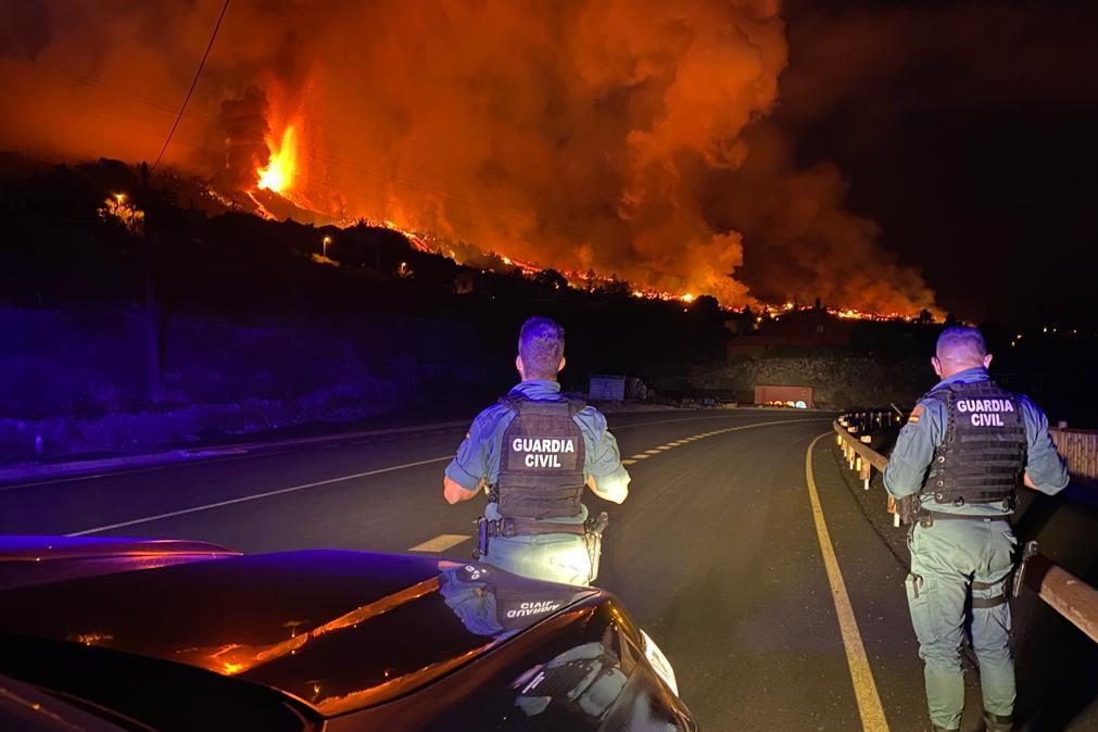 Aeroporto de La Palma suspenso devido à acumulação de cinzas