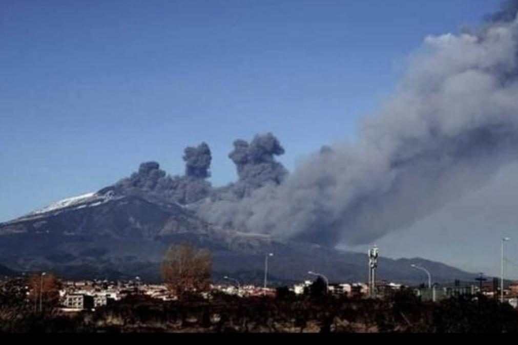 Vulcão Etna entra em erupção e deixa Sicília sob nuvem de cinzas [vídeos]