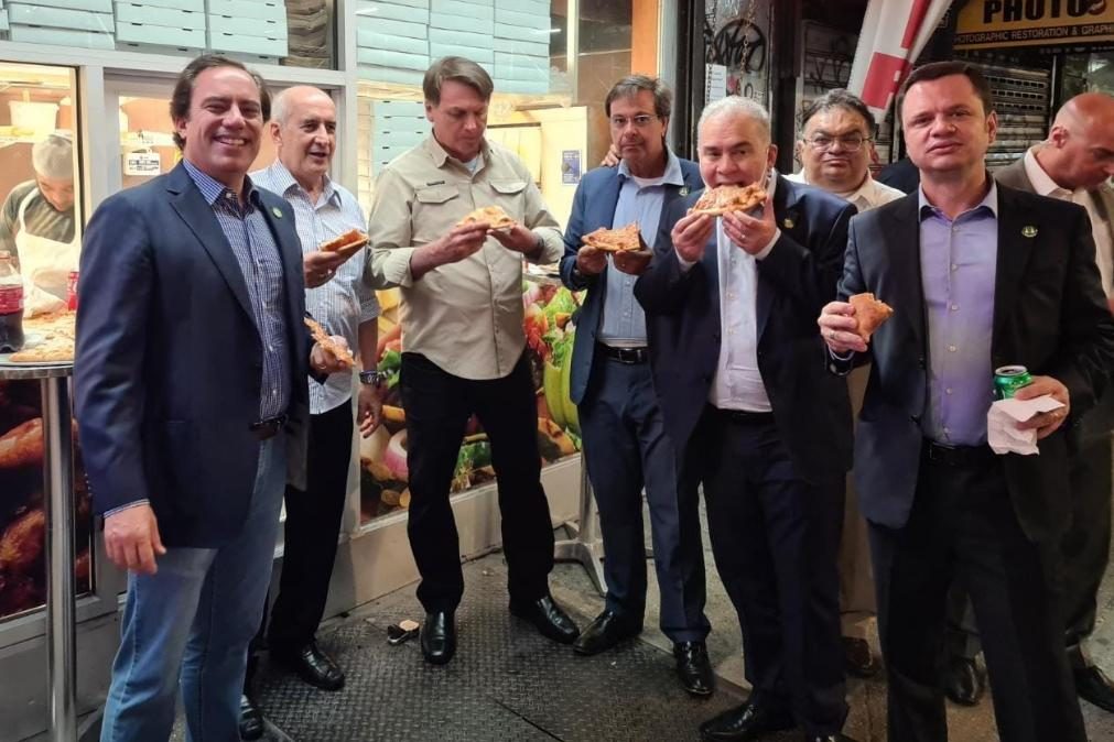 Bolsonaro come na rua por estar impedido de entrar em restaurantes