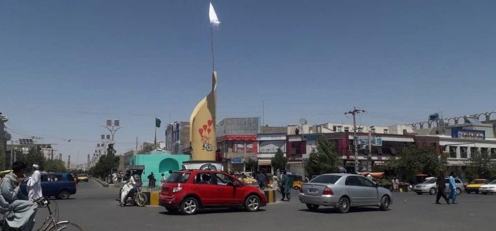 Talibãs penduram corpo numa grua na principal praça de Herat