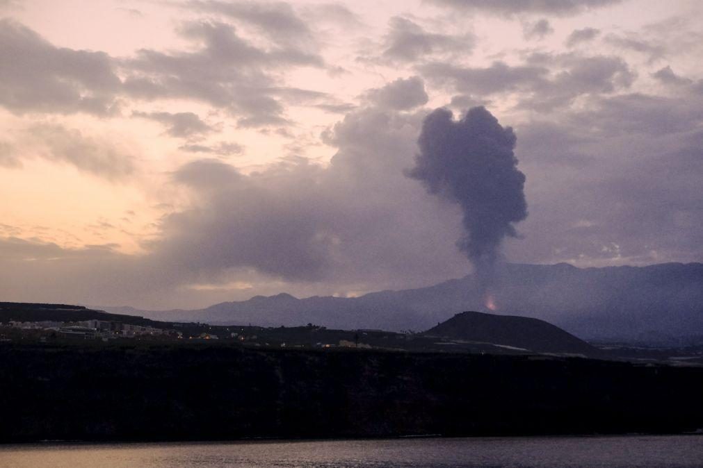 Vulcão nas Canárias volta a expelir lava e cinzas