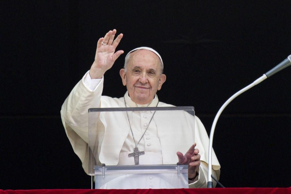 Papa exorta jovens a