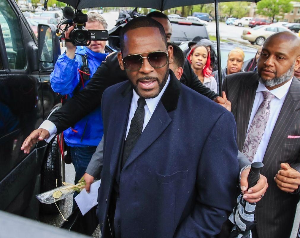 Cantor R. Kelly declarado culpado por crime organizado e tráfico sexual