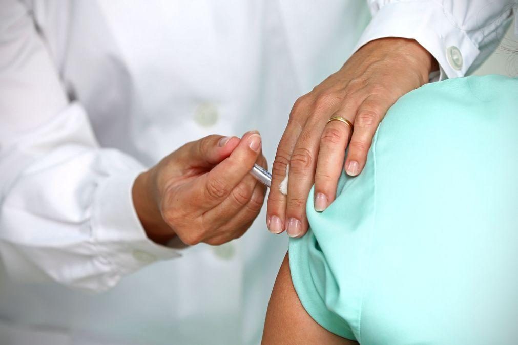 Covid-19: Proteção das vacinas contra hospitalização cai para 60%