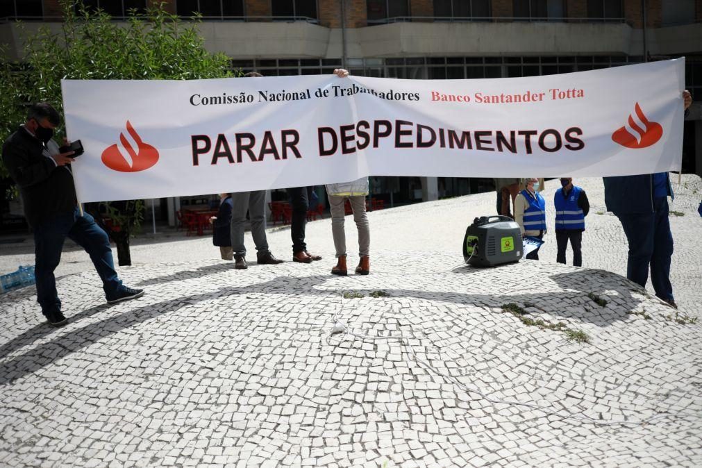 Sindicatos entregam providência cautelar contra despedimentos no BCP e Santander