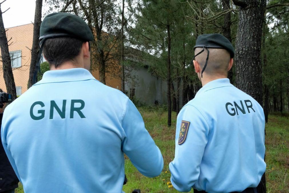 Homem acusado de tentar atropelar GNR nega crime em tribunal