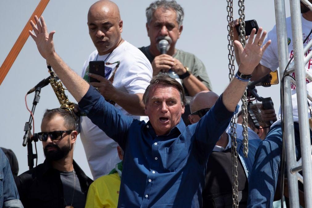 Bolsonaro diz que menino de 6 anos que brinca com arma é um
