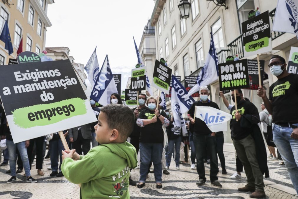 Trabalhadores do BCP e Santander manifestam-se em Lisboa contra despedimentos coletivos
