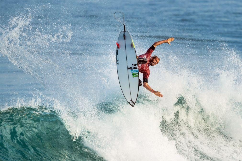 Centena e meia de surfistas tentam lugar no Mundial de surf na Ericeira