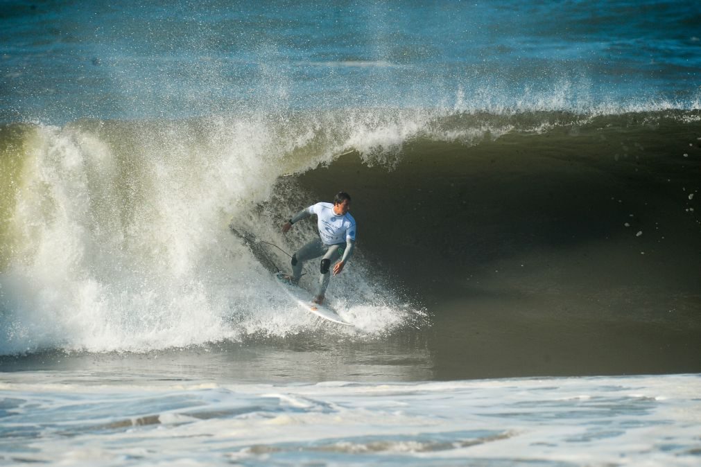 Surfista Vasco Ribeiro avança na Ericeira, Tomás Fernandes eliminado