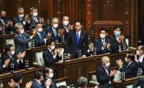 Fumio Kishida toma posse como novo primeiro-ministro do Japão
