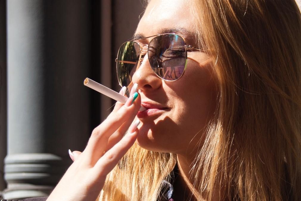Fumadores estão realmente mais protegidos da covid-19?
