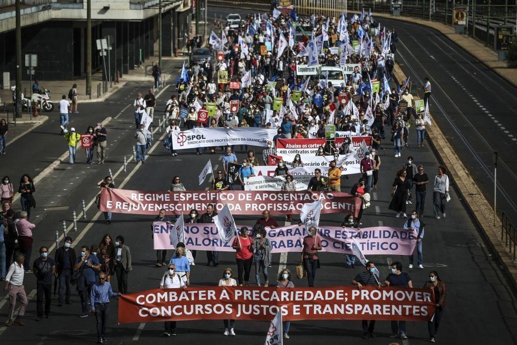 Centenas de professores protestam em Lisboa em defesa da carreira docente