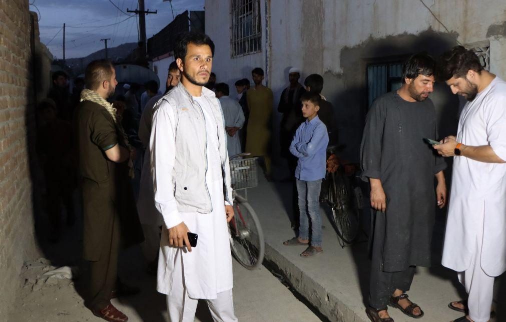 Afeganistão: Explosão em mesquita provoca pelo menos 15 mortes e 90 feridos