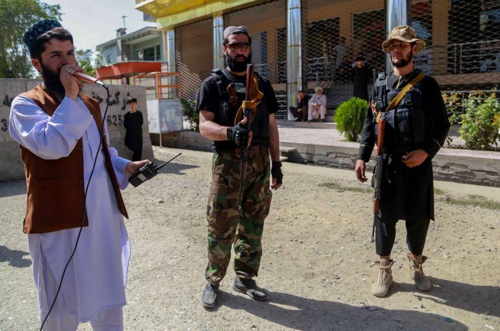 Afeganistão: Explosão mortal em mesquita foi ataque suicida - Governo talibã