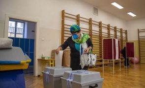 Terminaram eleições legislativas checas e resultados são esperados hoje à noite
