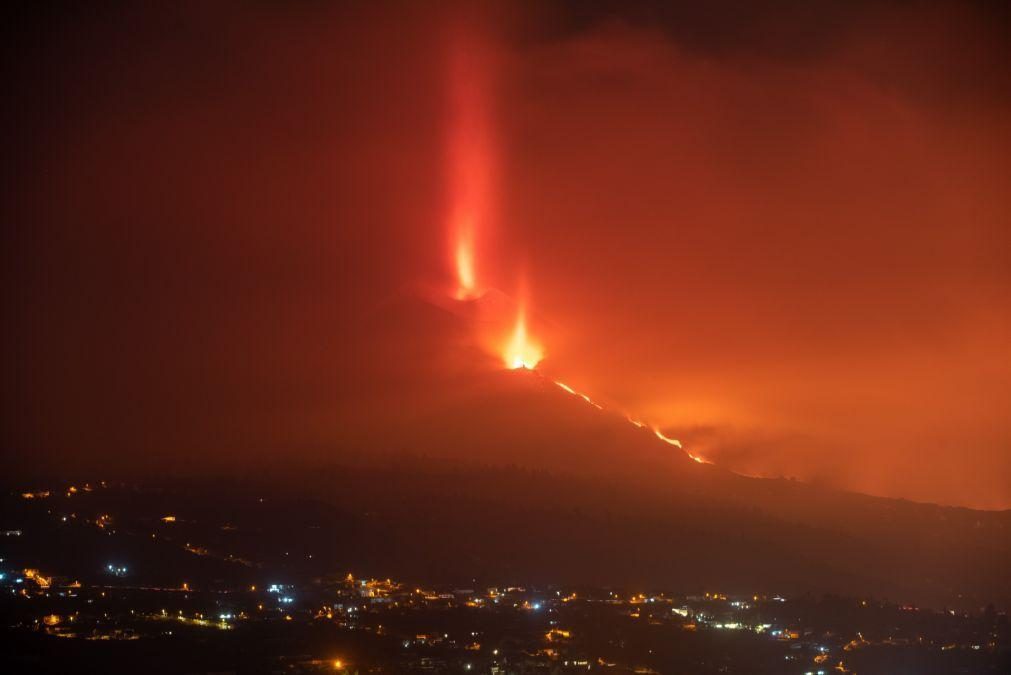 Rio de lava em La Palma arrasta blocos equivalentes a casa de três pisos