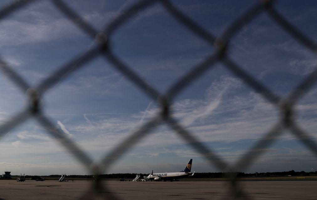 Carro invade pista e impede aterragem de avião em aeroporto na Alemanha