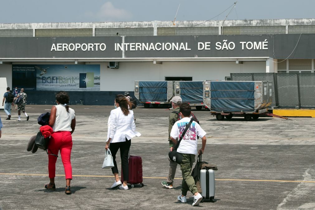 Voo que trará 222 passageiros de São Tomé para Lisboa com partida prevista para o meio a tarde