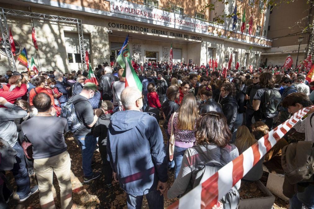 Deputados e políticos italianos apelam à ilegalização de grupos pró-fascismo