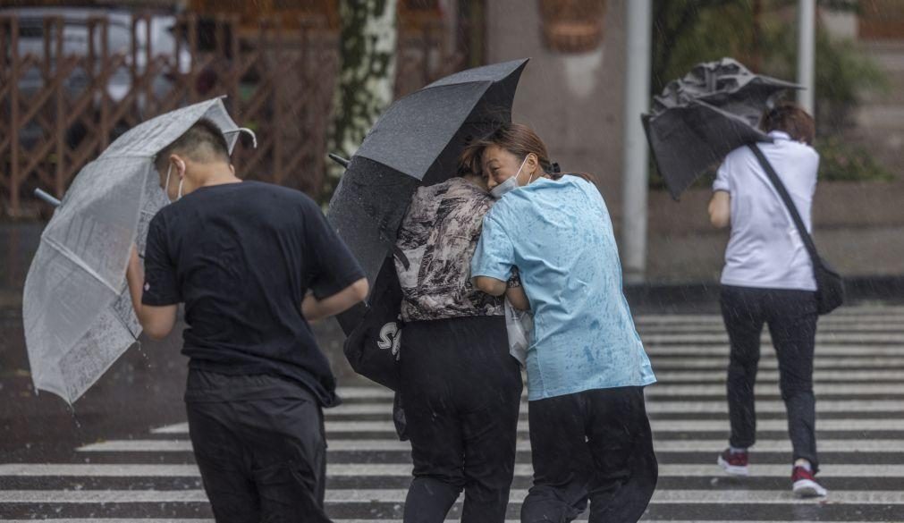 Chuvas no centro da China levam à retirada de 120 mil pessoas