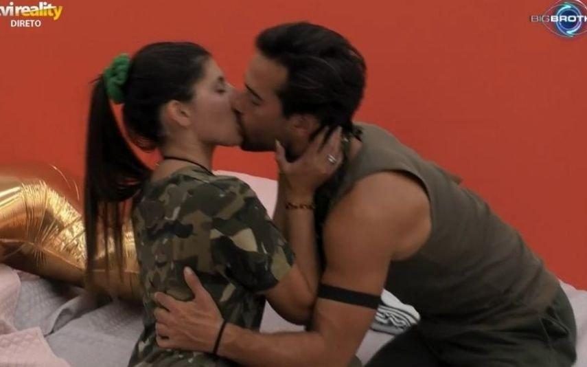 Big Brother. Joana e Ricardo beijam-se pela primeira vez