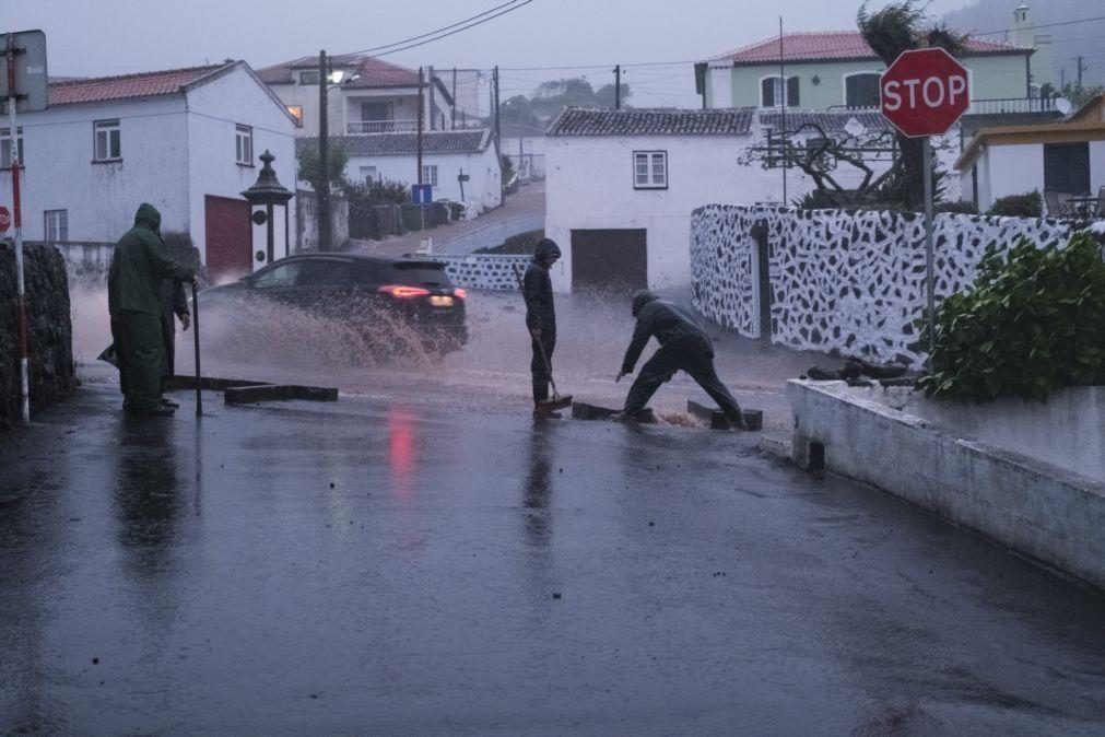 Chuva forte nos Açores deixa casas e vias inundadas
