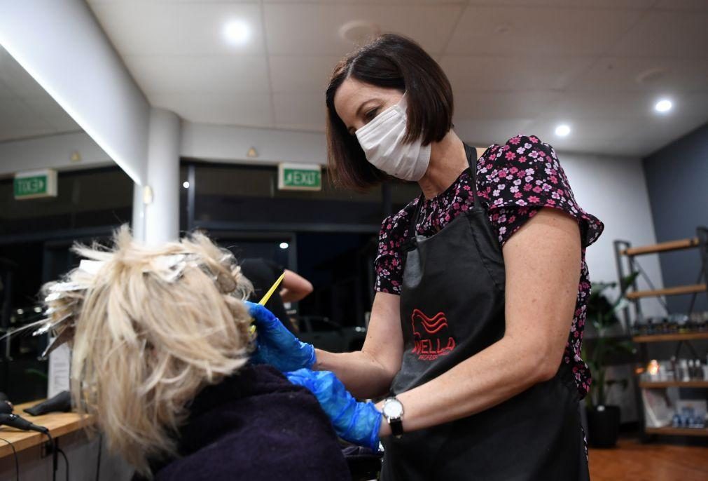 Covid-19: Estado australiano impõe vacinação a trabalhadores em contacto com o público