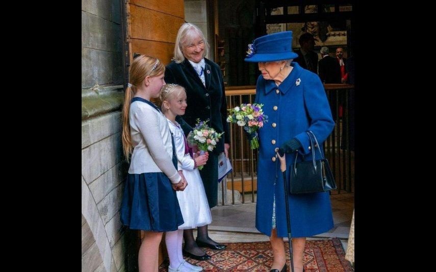 Isabel II A rainha como nunca a viu! Surge de bengala em evento público