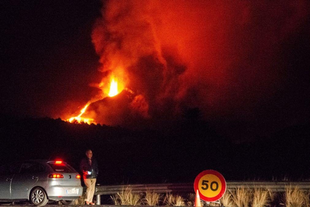 Avanço da lava de vulcão em La Palma obriga à retirada de até 300 habitantes